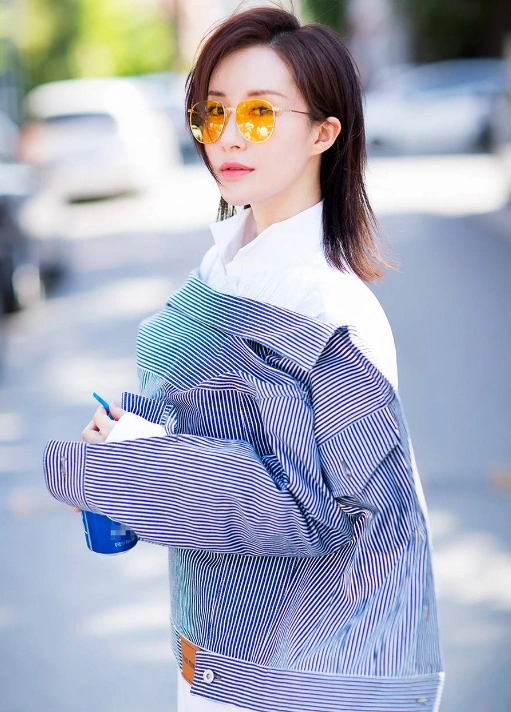 舒畅清爽短发,牛仔上衣,瞬间变年轻了.美出新高度!