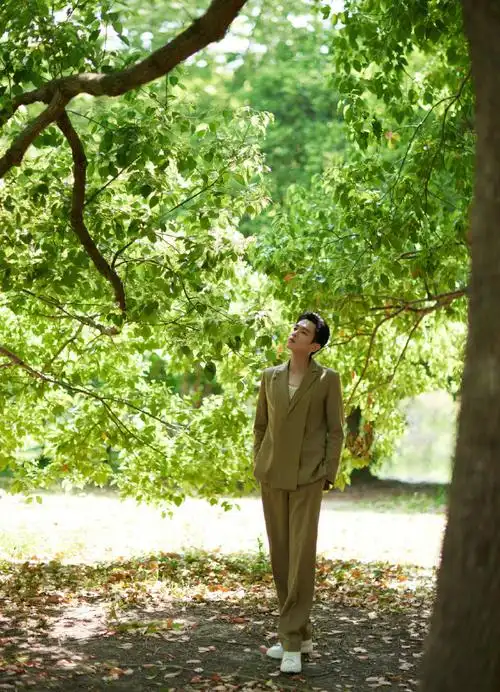 张若昀的手好绝#张若昀活动出图来了一身绿色西服配上镂空内搭,置身