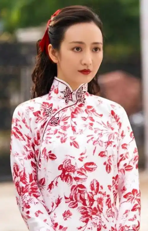 王鸥一身民国旗袍秀身材,优雅曲线惊艳众人!_时尚_人们_气质