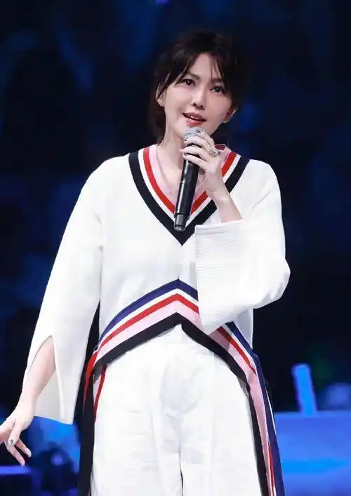 孙燕姿身高162,属于娇小型,穿搭风格走的是"无龄感"风格~比如这套色彩