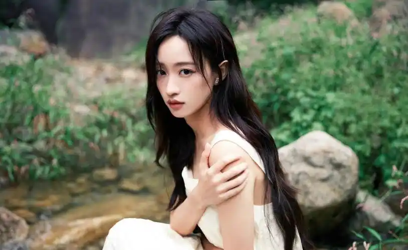 黄婷婷身穿素色长裙拍摄森系写真 长发飘飘对镜托腮清纯可人__财经