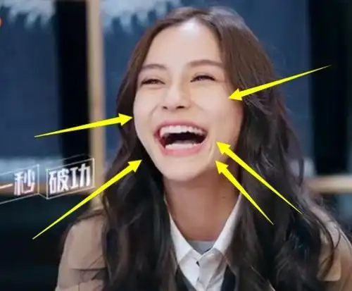 杨颖大笑时"用力过猛",变成双下巴,当时伸手救场都来不及