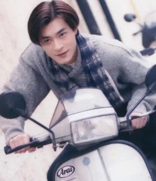 毕竟,年轻时的古天乐,风姿绰约,长身玉立,唇红齿白,眉眼深邃.