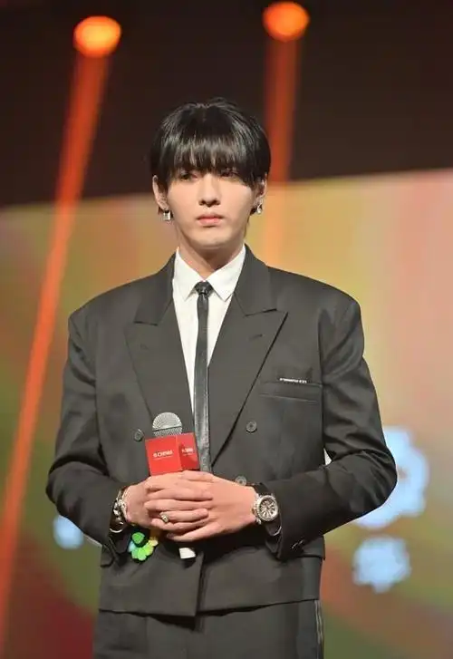 吴亦凡换新发型,瘦身成功穿西服套装秀身材,脚踩球鞋玩混搭|西装|衬衫