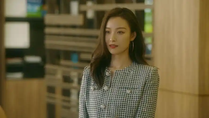 倪妮流金岁月演朱锁锁衣品包品都很赞很值得借鉴