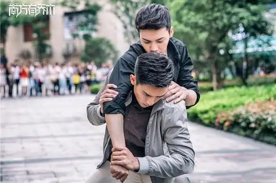 李现和陈伟霆同框,一言不合就脱衣服,谁的身材更好一目了然