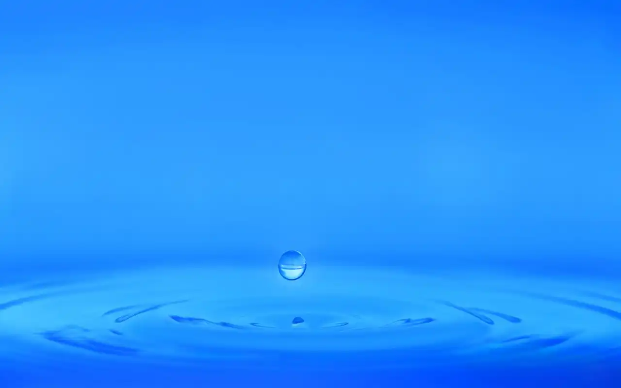 清凉水滴摄影高清桌面壁纸