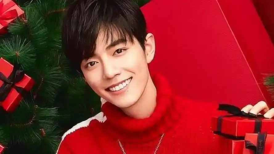 一身红色毛衣的肖战温柔至极,治愈系的笑容,甜齁女孩们的心!