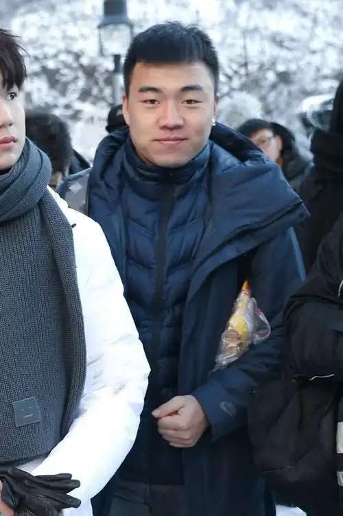 tfboys王源携助理参加《王牌》杀青录制