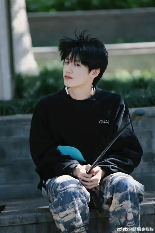 #朱志鑫黑卫衣棒球帽造型#