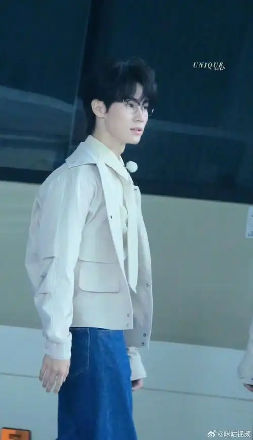 咪咕星鲜事##张真源跑男下班和粉丝挥手鞠躬##张真源戴眼镜好斯文