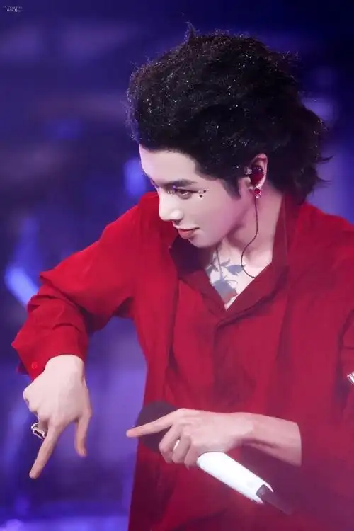 这套又萌又帅还飒    @华晨宇yu