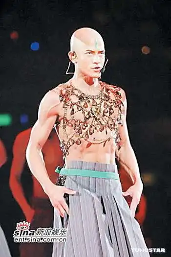 郭富城这个透视装造型相当性感.