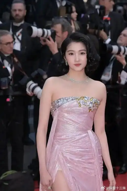 关晓彤戛纳红毯短发造型