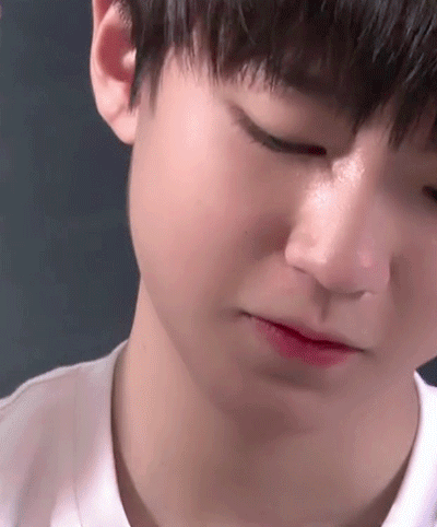 王俊凯妖娆撩tfboys妩媚gif动图_动态图_表情包下载_soogif