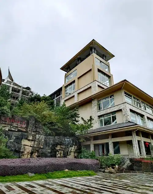 茗阳汤泉位于河南,湖北及安徽三省交界处的商城县汤泉池.早在7 - 抖音