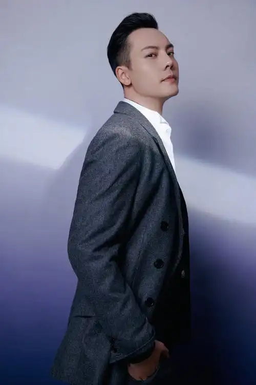 简介:陈伟霆国庆晚会帅气图片写真,分享一组陈伟霆图片给大家,图中的