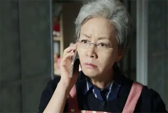 照片显示,宋丹丹没有戴口罩,穿着打扮低调.