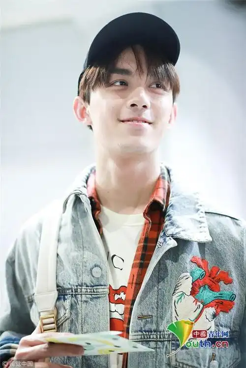 吴磊穿牛仔外套现身清爽帅气 抿嘴卖萌逗趣搞怪