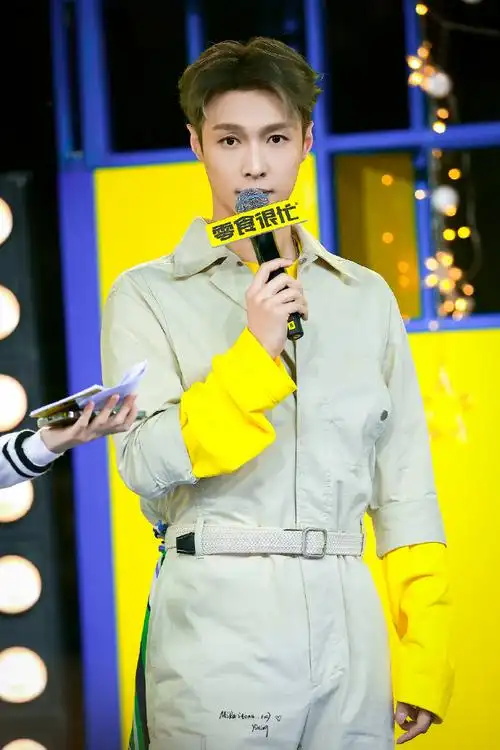 张艺兴[超话]#231011 张店长好可爱呐~~~@张艺兴#零食很忙新店长