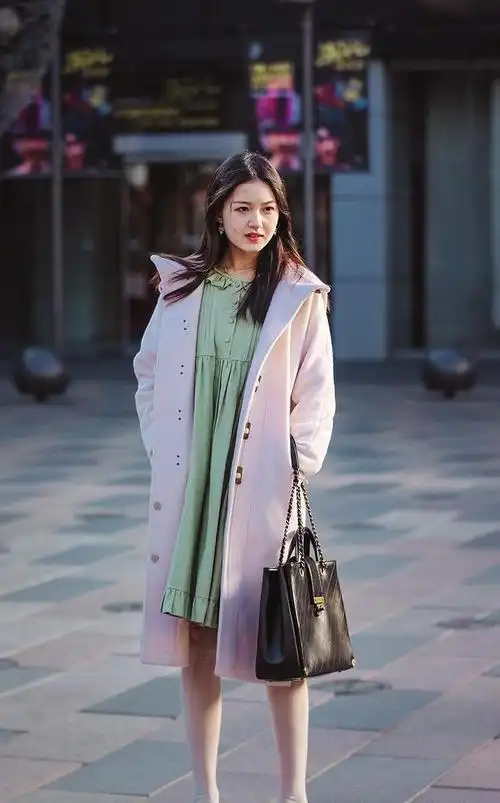 街拍:时尚衣服的穿配法,生活中其实有很多穿衣打扮的技巧!