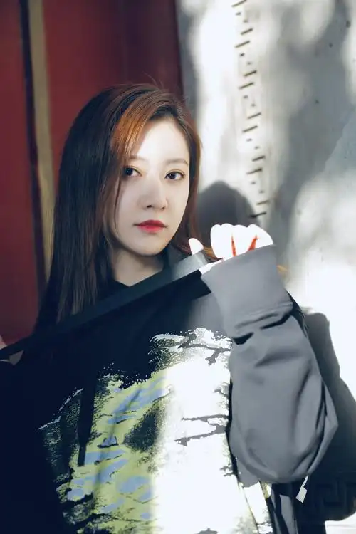 余玥示范时髦复古新街拍 《不知东方既白》将上线