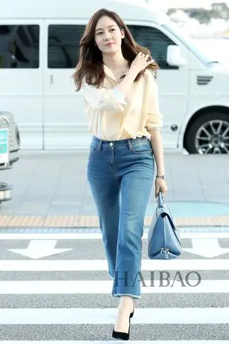 成宥利2017年5月20日韩国仁川机场街拍:准备前往夏威夷 包包:菲拉格慕