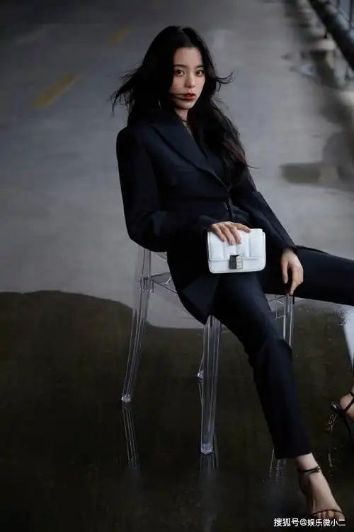 欧阳娜娜熟女风西装小秀深v 坐姿霸气眼神好撩人