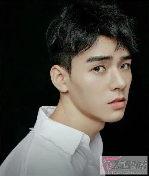 清爽偏分男生短发 利落干练阳光大气