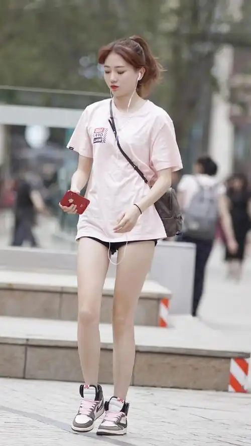 街拍:粉色的宽松t恤,减龄又不失柔美感