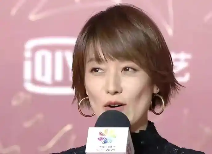 死亡打光下,马伊琍除了皮肤黑脸颊凹陷,整个人气质还是很优雅!_显得