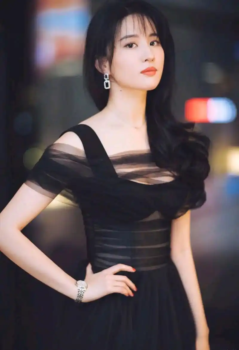 刘亦菲的这张脸,大概是因为美得太经典,论脸型,她是很标志的鹅蛋脸