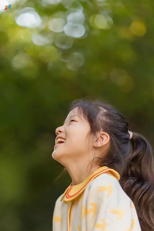 阳光从指缝照进来