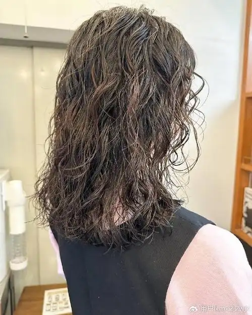 女人头发少,发型就选全头烫,蓬松时尚,尽显洋气风范