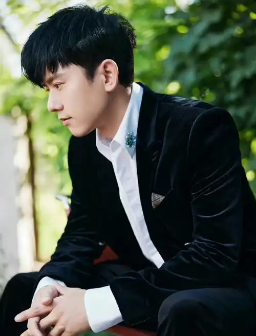 张杰黑色丝绒西装造型六宫格