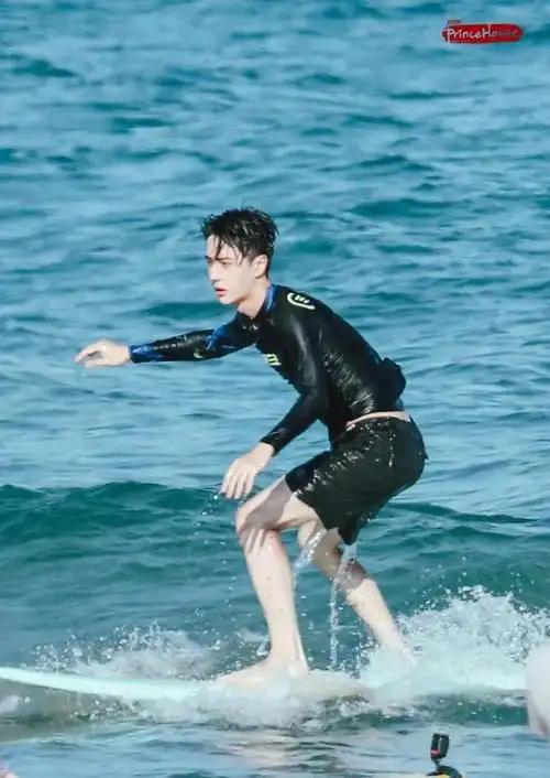 王一博早上赖床不起,素颜曝光后成了亮点,网友:不愧叫奶博