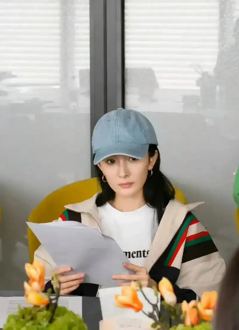 杨幂素颜读剧本照在网络上曝光,没有了妆容的加持,杨幂也不灵了,眼睛