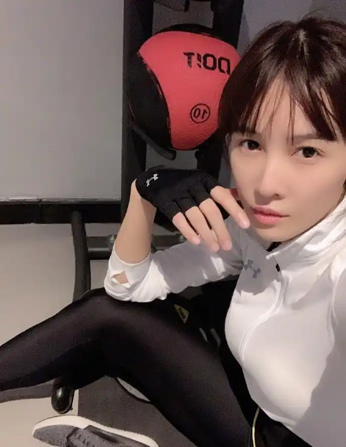 腿王张蓝心晒健身照上演踢腿杀网友一脚能踢到我肩膀上