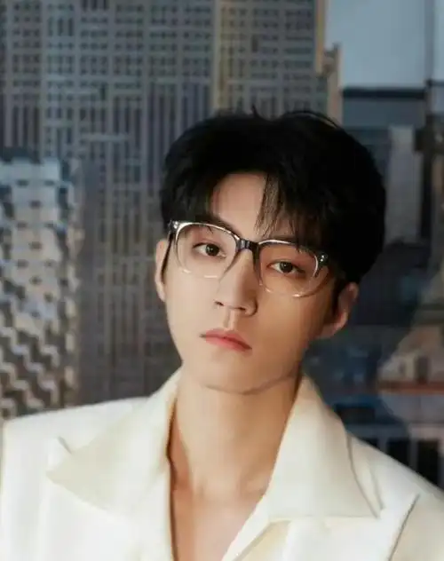 王俊凯发文给高考生打气随手发的一条微博,意外押中高考作文题