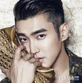 头发全部往后面梳就是背头发型,像我们发哥在赌神里面的经典发型.