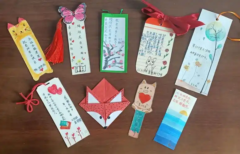 和爸爸妈妈一起,画画自画像,写写自己的名字,让老师马上认识到自己