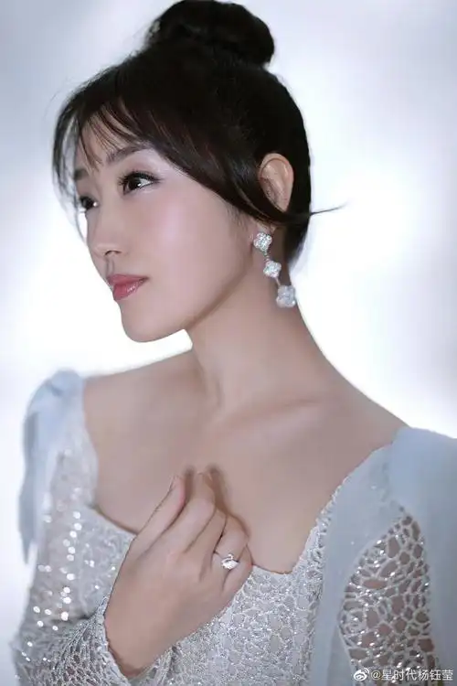 杨钰莹写真,一袭白色镂空公主裙,端庄典雅,纯美动人