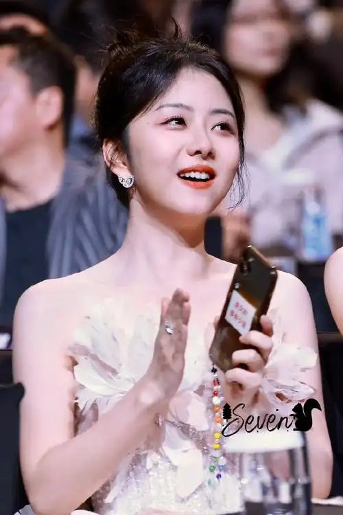 超话01#谭松韵银河抹胸羽毛长裙#镜头下的每一个你93@谭松韵seven