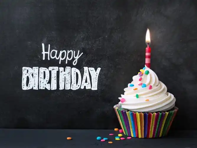 壁纸 生日快乐,一个蛋糕,蜡烛,火焰,五颜六色的糖果 3840x2160 uhd 4k