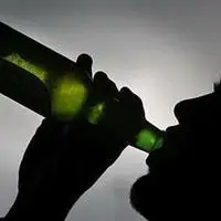 因为身边的抽烟喝酒来颓废自个性签名く再美好的回忆唯美喝酒图片伤感