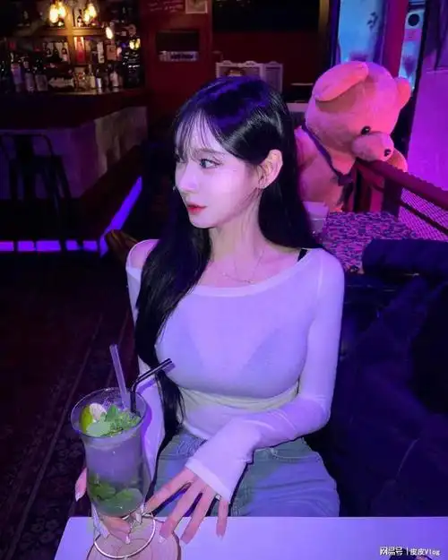 韩国奶潇极致身材惹人注目