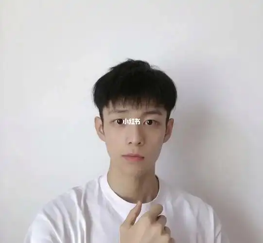 个别男生在不知道剪什么造型的情况下就胡乱剪了锅盖头这样的刘海发型