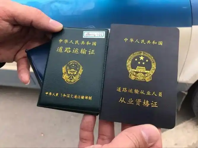 执法人员检查出租车驾驶员的相关证件梧州市公路运输管理处安全稽查科