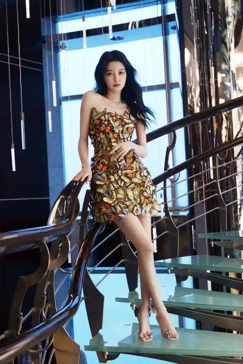 大长腿美女孙怡身材高挑,曲线优美,美艳且性感_舞台_观众_魅力