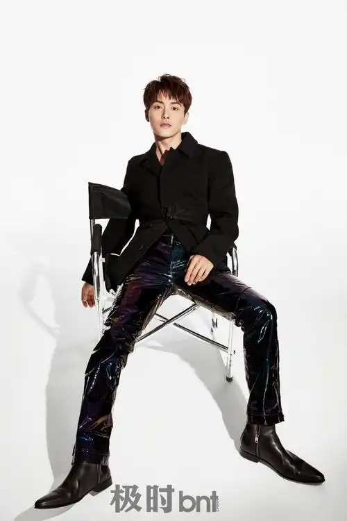 马天宇《极时bnt》创刊号封面大片, 西服套装, 针织毛衣